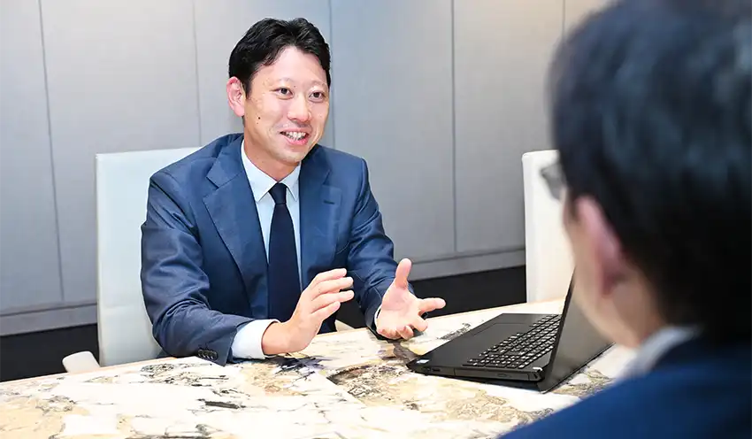 運用の相談を受けるMiRaIの高野部長（10月16日、大手町ファーストスクエア）