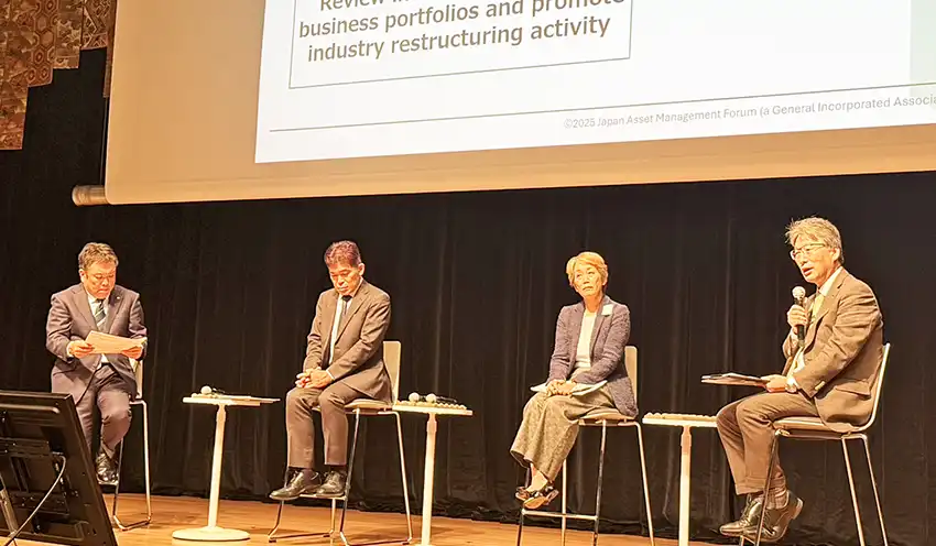 日本企業の企業価値向上について話し合う（左から）中山・野村AM執行役員チーフ・インベストメント・オフィサー、柳川・東大教授、小林・オムロンおよび富士通の社外取締役、青・東証取締役常務執行役員（10月21日、都内）