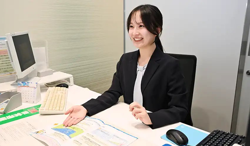 商品を説明する個人営業部コンサルティング営業第一課の行員（10月10日、本店）