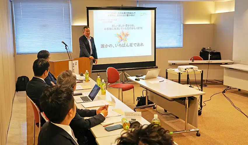 トップマネジメントセミナーの初回講義に臨む受講生ら(10月6日、福島テルサ、とうほう地域総合研究所提供)