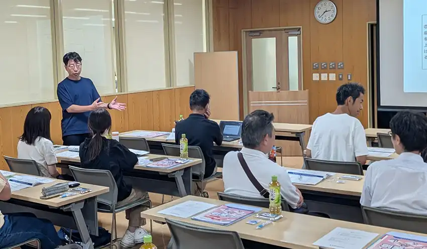 創業時の課題解決策をアドバイスする飯倉氏（10月6日、沼津商議所）