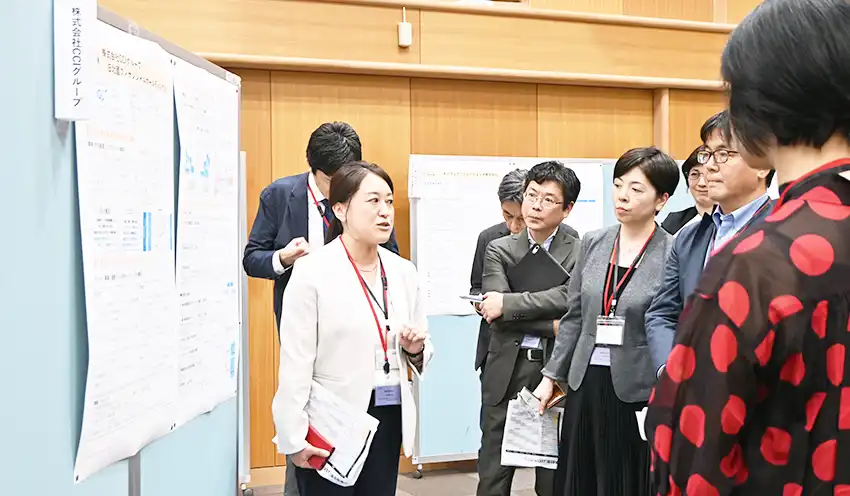 実践内容を説明したCCIグループ・人材開発部の職員(10月27日、経産省)