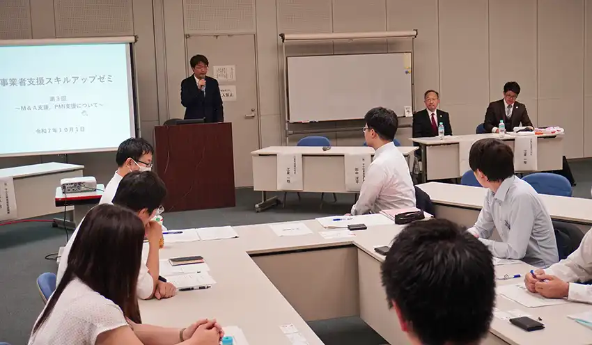 参加者にあいさつする関東財務局理財部の北村金融監督官（10月1日、さいたま市内）