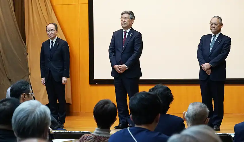 自己紹介する（左から）原田真生常務理事、吉田理事長、三石智章専務理事（10月21日、両国本部）