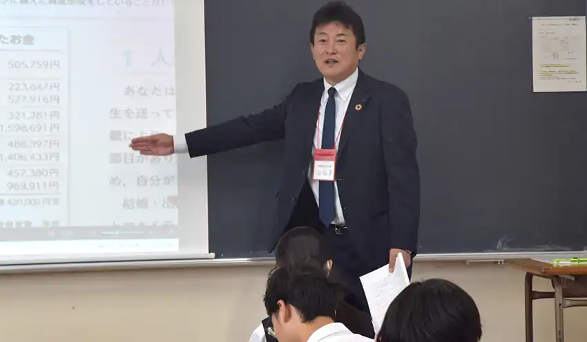 養育費について解説する山田次長(10月29日、富士市立高校)