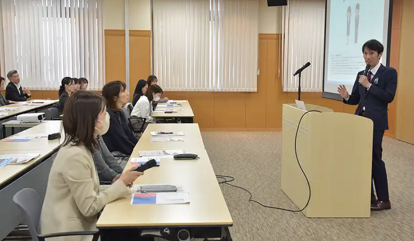 MAの質問に答える藤波氏（右、10月24日、天神別館）