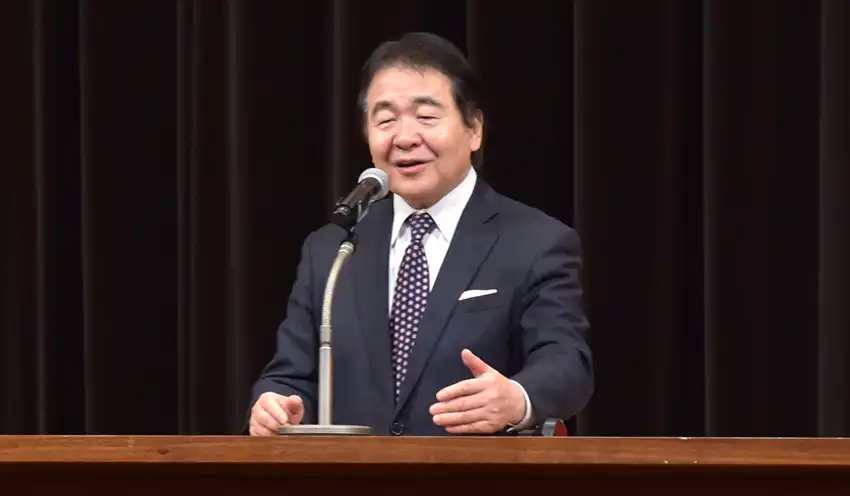 講話する竹中氏（10月24日、三島市民会館）