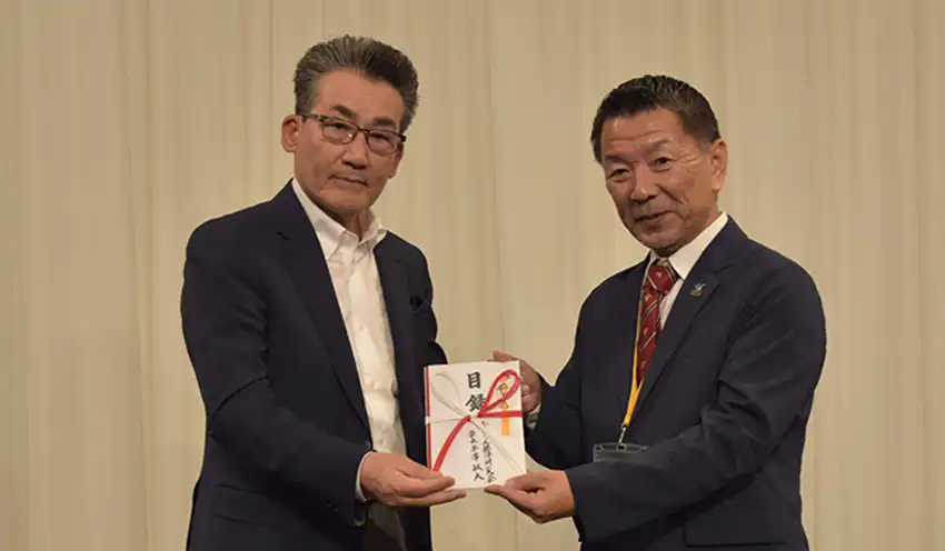 目録を手渡す半澤会長（左）と佐野センター長（10月24日、ホテルグランド富士）