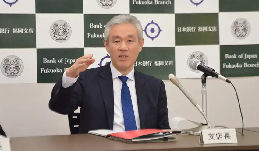 10月の金融・経済概況のポイントを説明する佐久田支店長（10月21日、日銀福岡支店）
