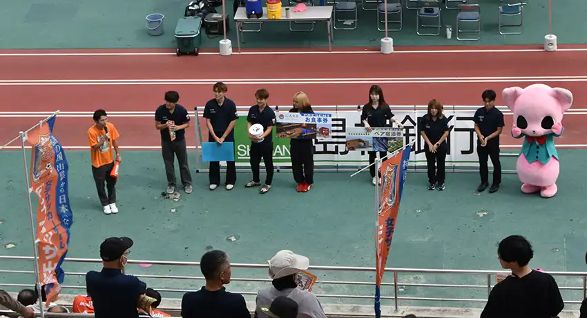 ハーフタイムに行った来場者特典の抽選会（10月5日、浜山公園陸上競技場）