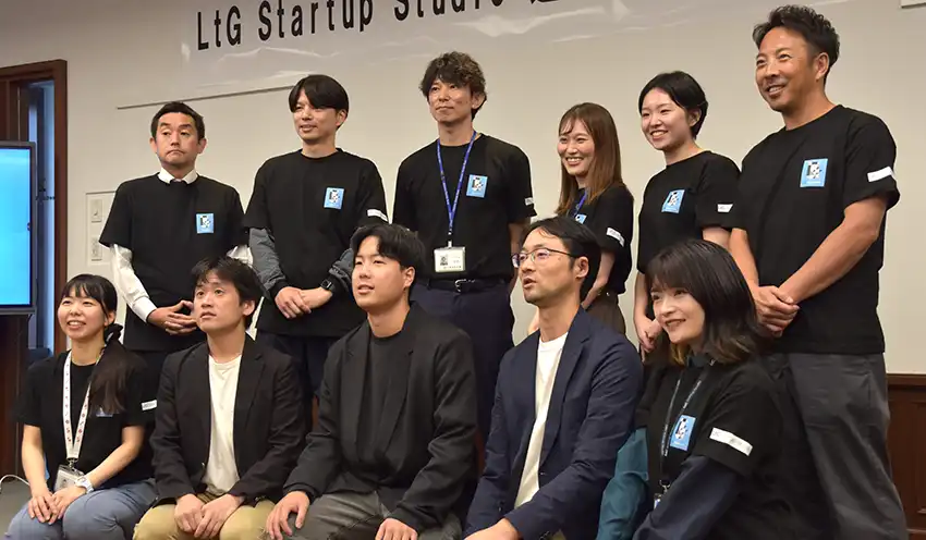記念撮影する運営メンバーと入居するスタートアップ関係者ら(10月16日、本店営業部)