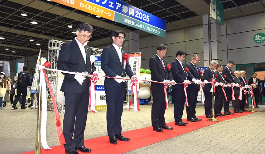 開場を記念しテープカットする田形理事長（左）ら（10月22日、ツインメッセ静岡）