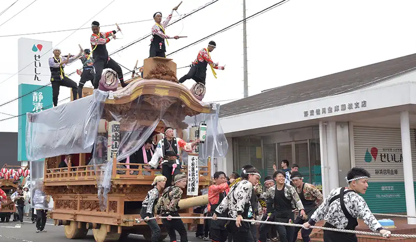藤枝支店前を通過する岡出山地区の屋台（10月4日、藤枝市）