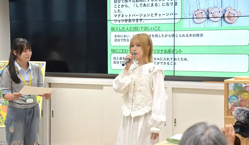 生徒のアイデアを講評する、なえなのさん（右、10月4日、御殿場市役所）