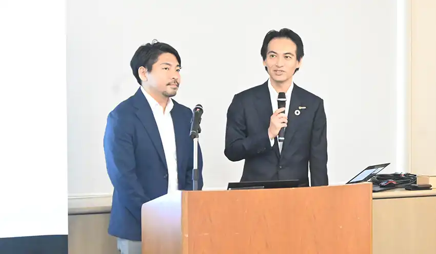 ラウンドテーブルの冒頭であいさつする阿部常務執行役員（右、10月21日、学術総合センター内一橋大学一橋講堂）