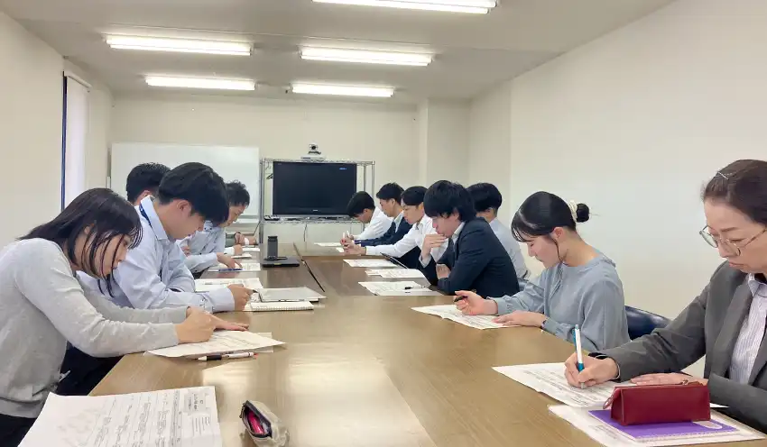 毎月、成功事例を共有することでレベルアップにつなげる行員（10月20日、金津支店）