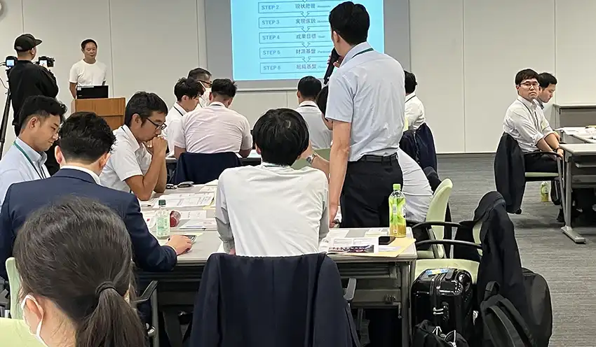参加者が意見を交わしたグループワーク(10月16日、本店）
