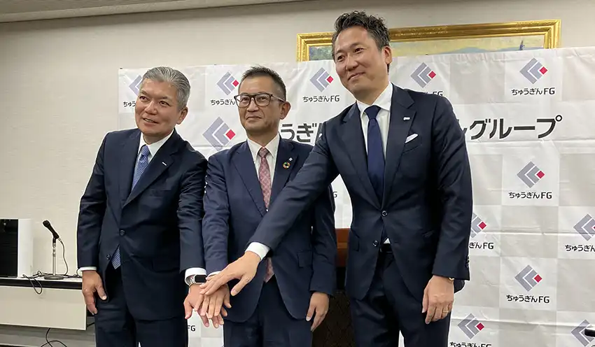 AI基盤導入について会見した（左から）コムチュアの澤田千尋社長、山縣・取締役常務執行役員、SAS　Institute　Japanの手島主税社長（10月16日、中国銀本店）