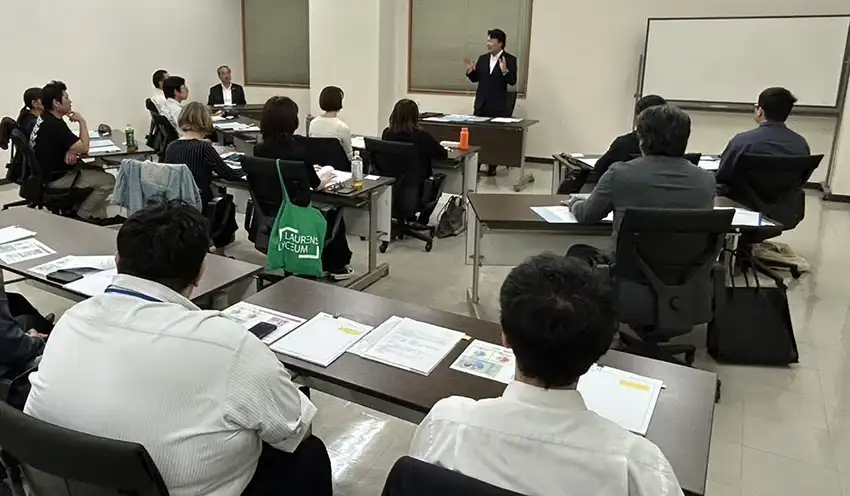 後列に座る担当店職員に見守られて初回講義に臨む受講者ら（10月2日、本店、会津商工信組提供）