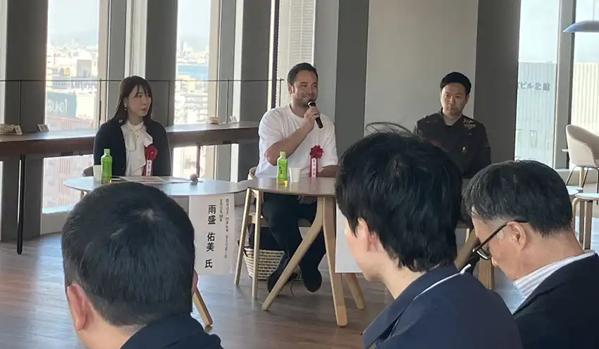 トークセッションで参加者に起業時のアドバイスを送る3人の先輩経営者（10月7日、アンカー神戸）
