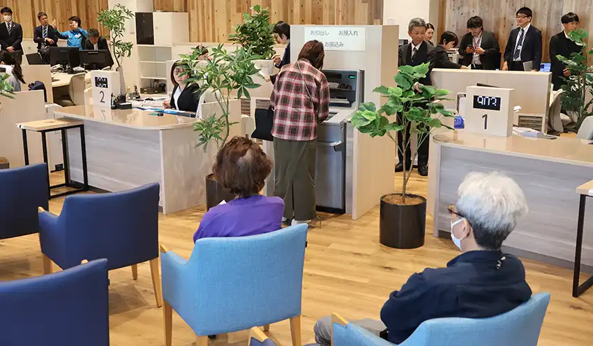 小型のカウンターを置くことで執務室とロビーが一体に感じられるようにした（10月27日、肥後銀合志支店）
