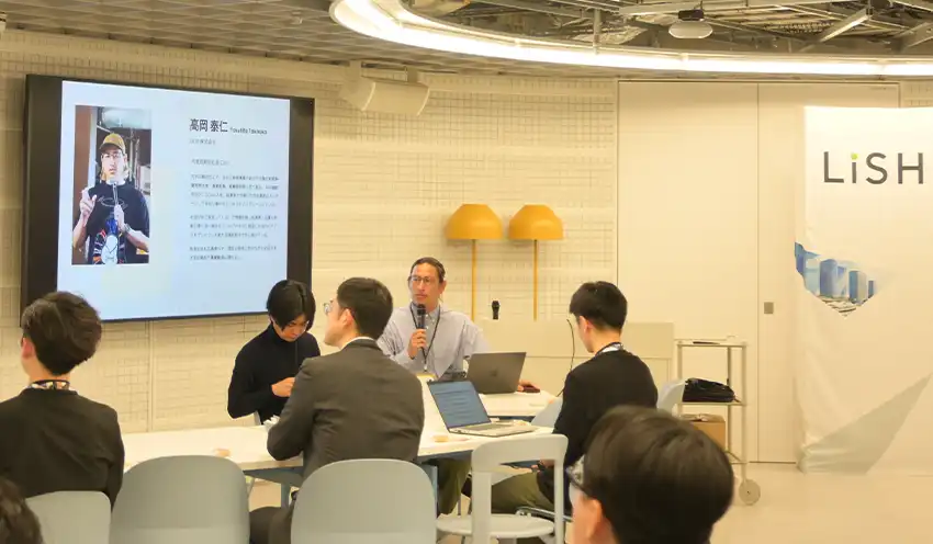 地域での起業について講演する高岡社長（右から2人目、10月20日、LiSH）