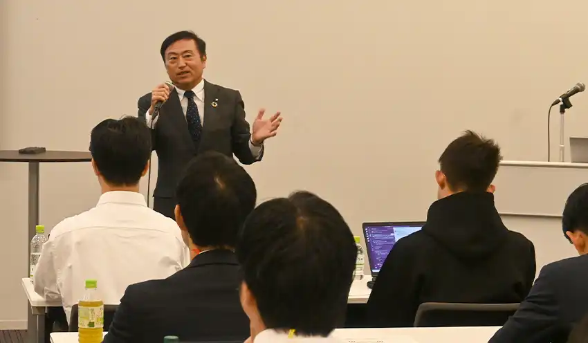 あいさつする有村専務(10月30日、グランフロント大阪)