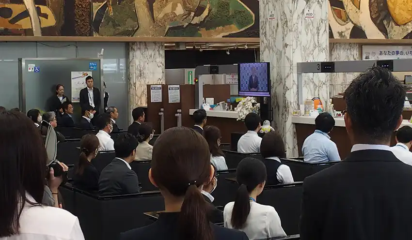 本店営業部では110人の行員が清水頭取のビデオメッセージを聞いた（10月1日、本店営業部）