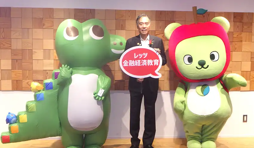 長野県庁を訪れたワニー参事官（左）と、阿部知事（中央）、長野県のマスコットキャラクター「アルクマ」（10月7日、長野県庁）