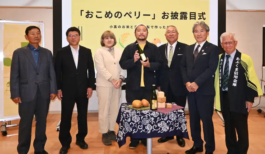 お披露目式に参加した（右から）太田理事長、吉田栄光・浪江町長、門馬和夫・南相馬市長、佐藤社長、西山社長、根本さん、笠井さん（10月9日、あぶくま信金本店）