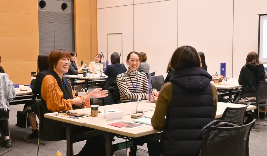 交流を深める参加者ら（10月28日、秋田市）