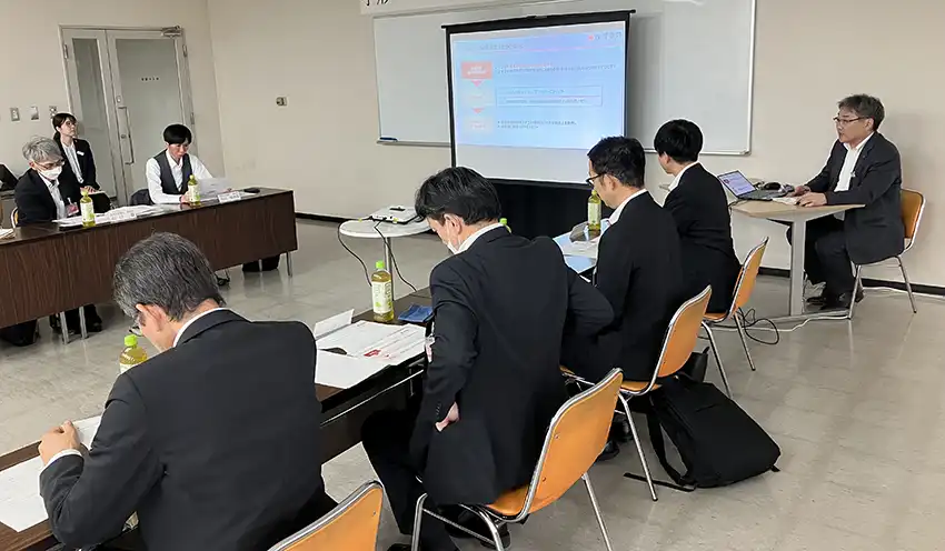 手形・小切手を扱う部署の担当者間で、電子化の取り組み状況や課題などを共有した(10月8日、佐賀銀事務センター)