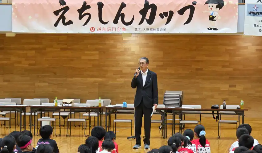開会式であいさつする岸本理事長（10月12日、大野市、越前信金提供）