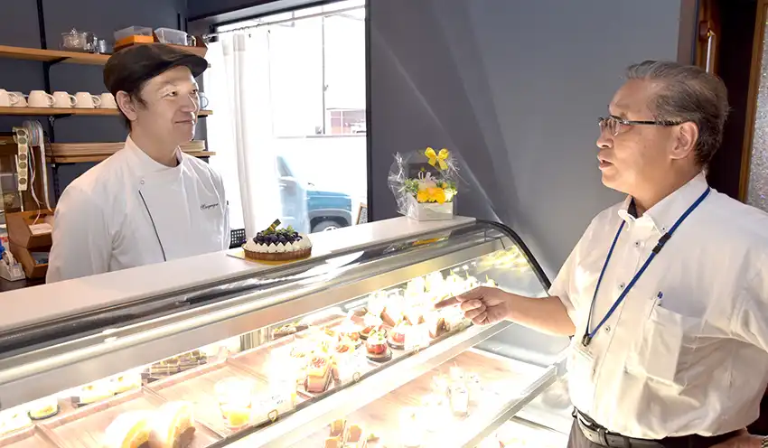 佐野オーナーと対話する齋藤氏（右、パティスリー＆カフェ「マクレガー」）