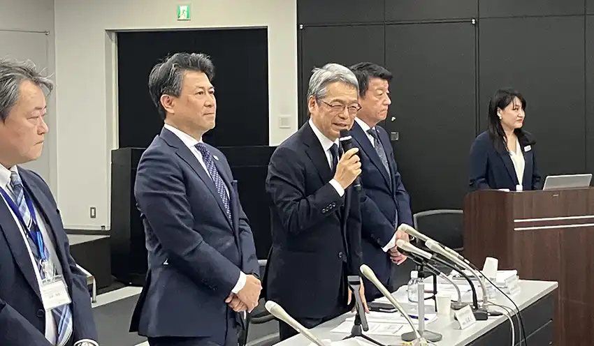 あいさつする五島社長（九州交響楽団理事長）（左から3人目、10月2日、ふくおかFG本社）