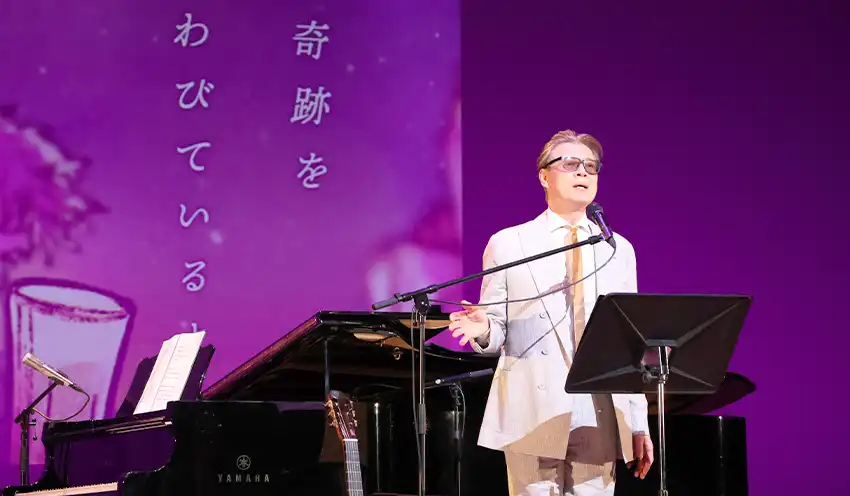 熱唱する亀井登志夫氏（10月22日、枚方市総合文化芸術センター）