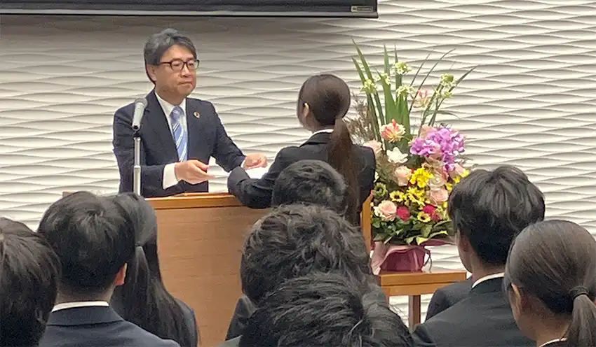 内定者に内定書を手渡す北洋銀行の津山頭取(10月1日、北洋大通センター)