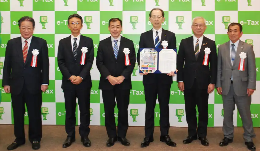 撮影に応じる佐藤頭取（右から2人目）と内堀県知事（右から3人目、10月27日、東邦銀行本店）