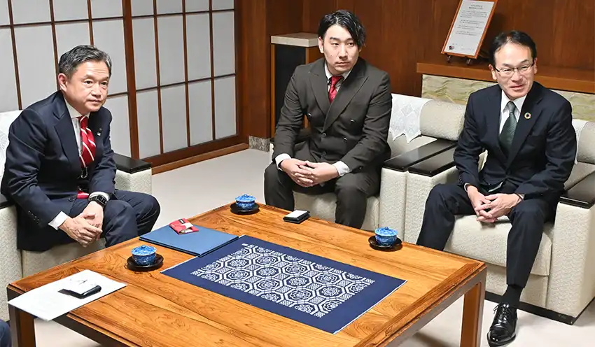 企業版ふるさと納税寄付を仲介した岩山頭取（右）と内館茂・盛岡市長（左）、三鬼有登・りらいぶ執行役員社長室長（10月1日、盛岡市役所）