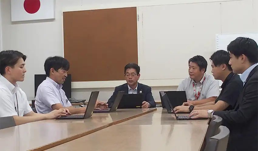 渉外が集まり入念な打ち合わせを行う融資会議（10月8日、江戸崎支店）
