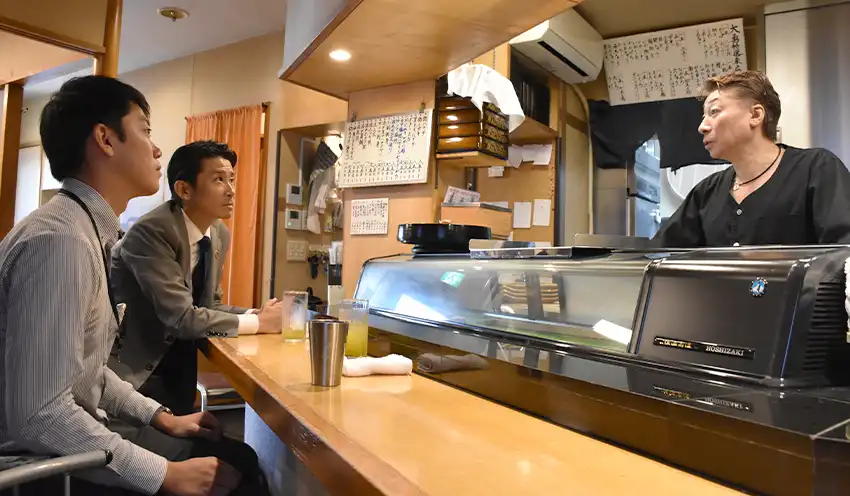 木村社長（右）と話す平井支店長（中央、10月7日、横浜市内）