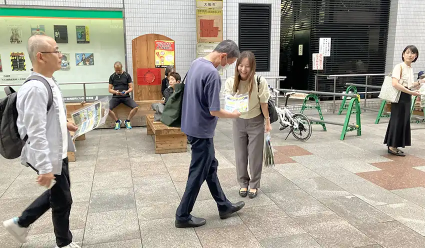 リーフレットを配布する近畿財務局の職員（10月15日、天神橋筋商店街）