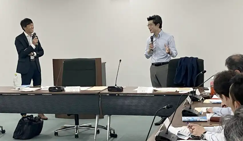 フリーセッションする水野氏（左）と橋本氏（10月20日、近畿財務局）