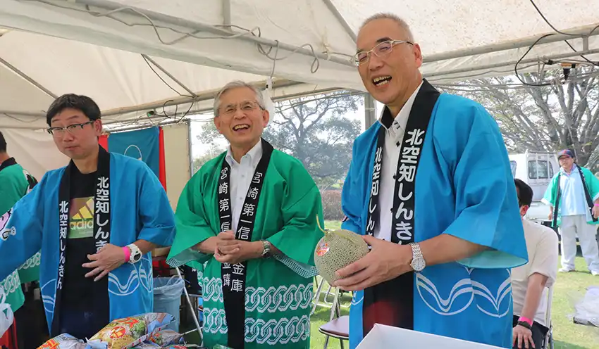 商品を販売する落合理事長（中央）と池内理事長（右、10月19日、観音池公園）