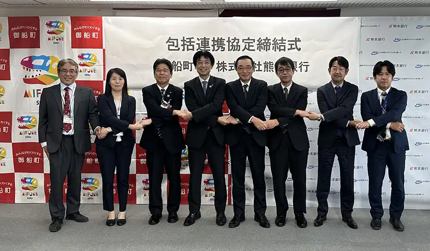 協定締結式に参加した坂本頭取(左から5人目)ら関係者(10月17日、御船町役場、熊本銀提供)