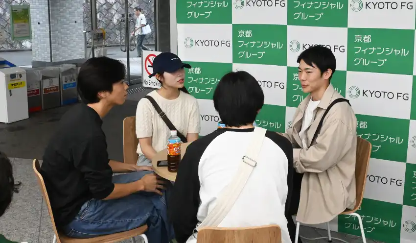 学生の就職活動の相談に応える同行の内定者（左から2人目と4人目、10月16日、京都産業大）