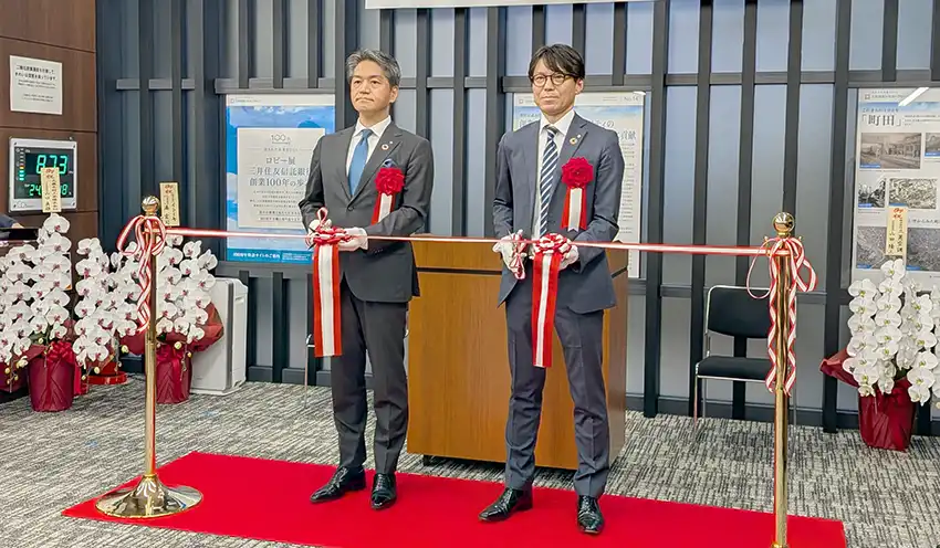 セレモニーでテープカットする泉執行役員（左）と松浦支店長（10月14日、町田支店）