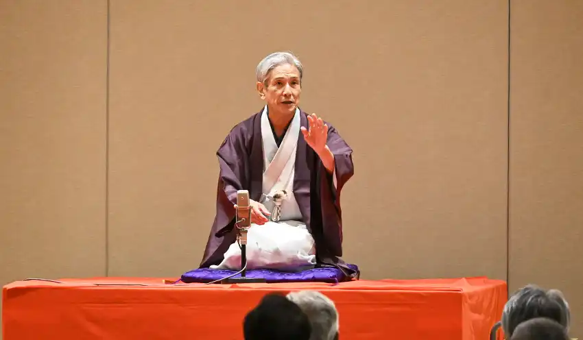 落語を披露する桂米團治氏（10月17日、オービック御堂筋ビル）)