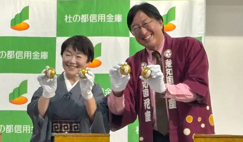 職員手作りの木箱から4ケタの当選番号を抽選する(左から)落語家の六華亭遊花氏と花座席亭の白津守康氏(10月16日、杜の都信金本店)