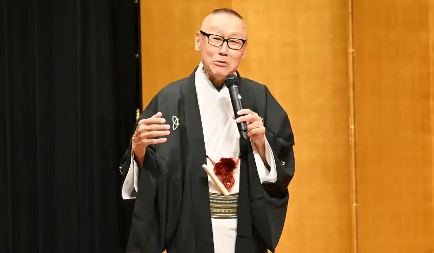講演する桂小枝氏(10月27日、DMG MORIやまと郡山城ホール)